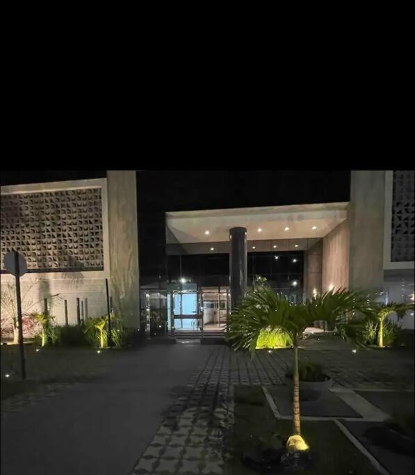 Ap novo em frente a shopping center e próximo a praia
