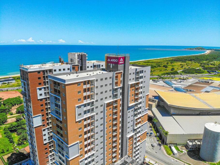 Ap novo em frente a shopping center e próximo a praia