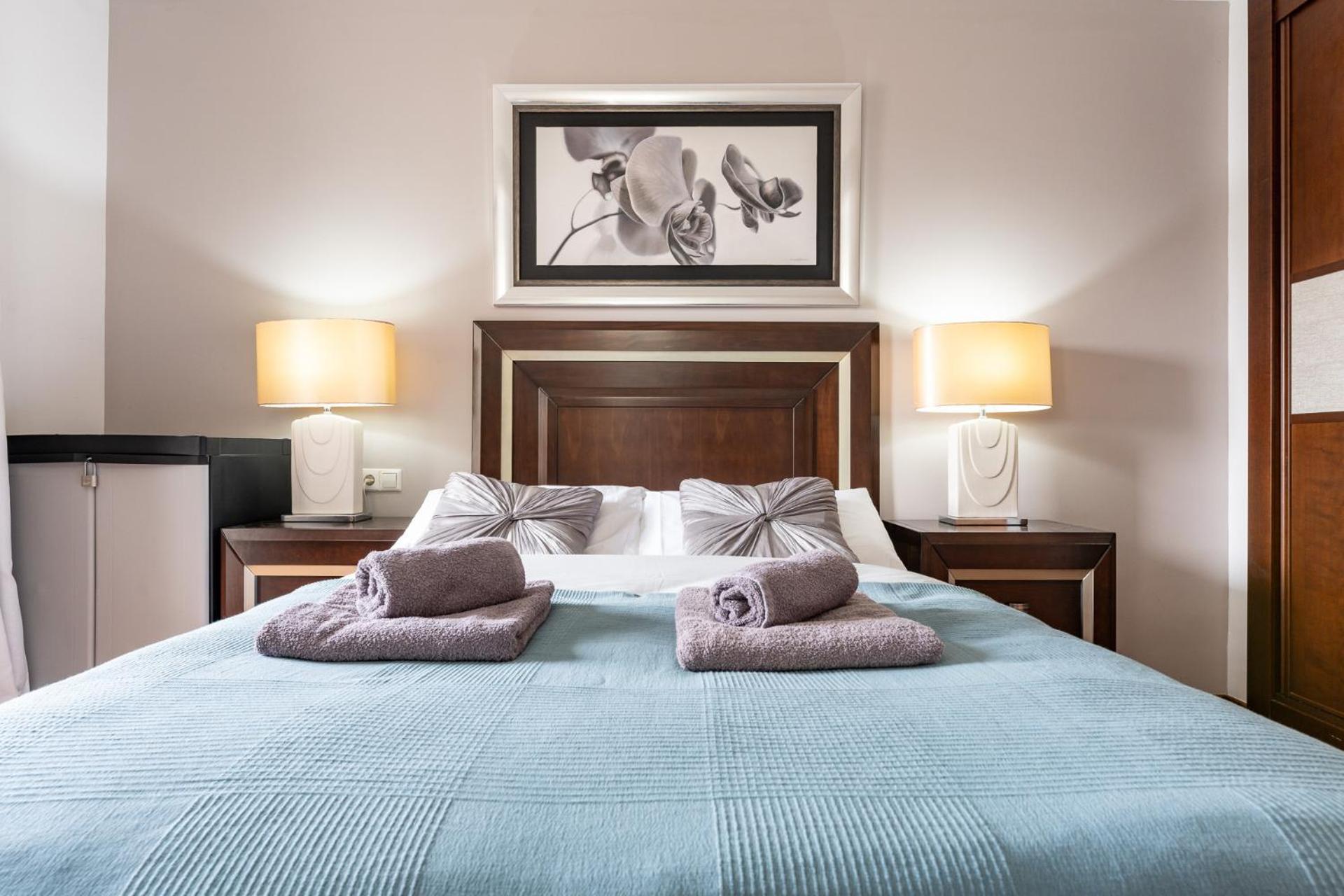 Benalbeach Bliss Seafront Retreat with Balcony