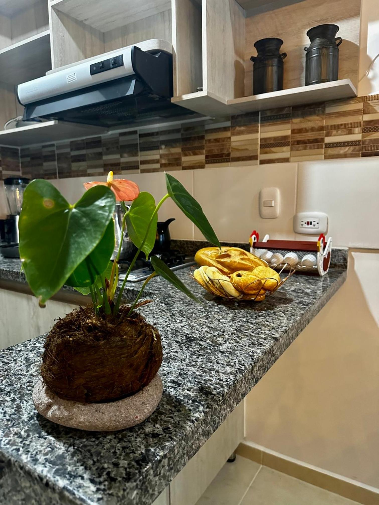 Apartamento Condominio Vacaciones G305 a 5 Minutos del Aeropuerto, 20 minutos del parque del cafe cerca en Armenia, Ubicado en La Tebaida.