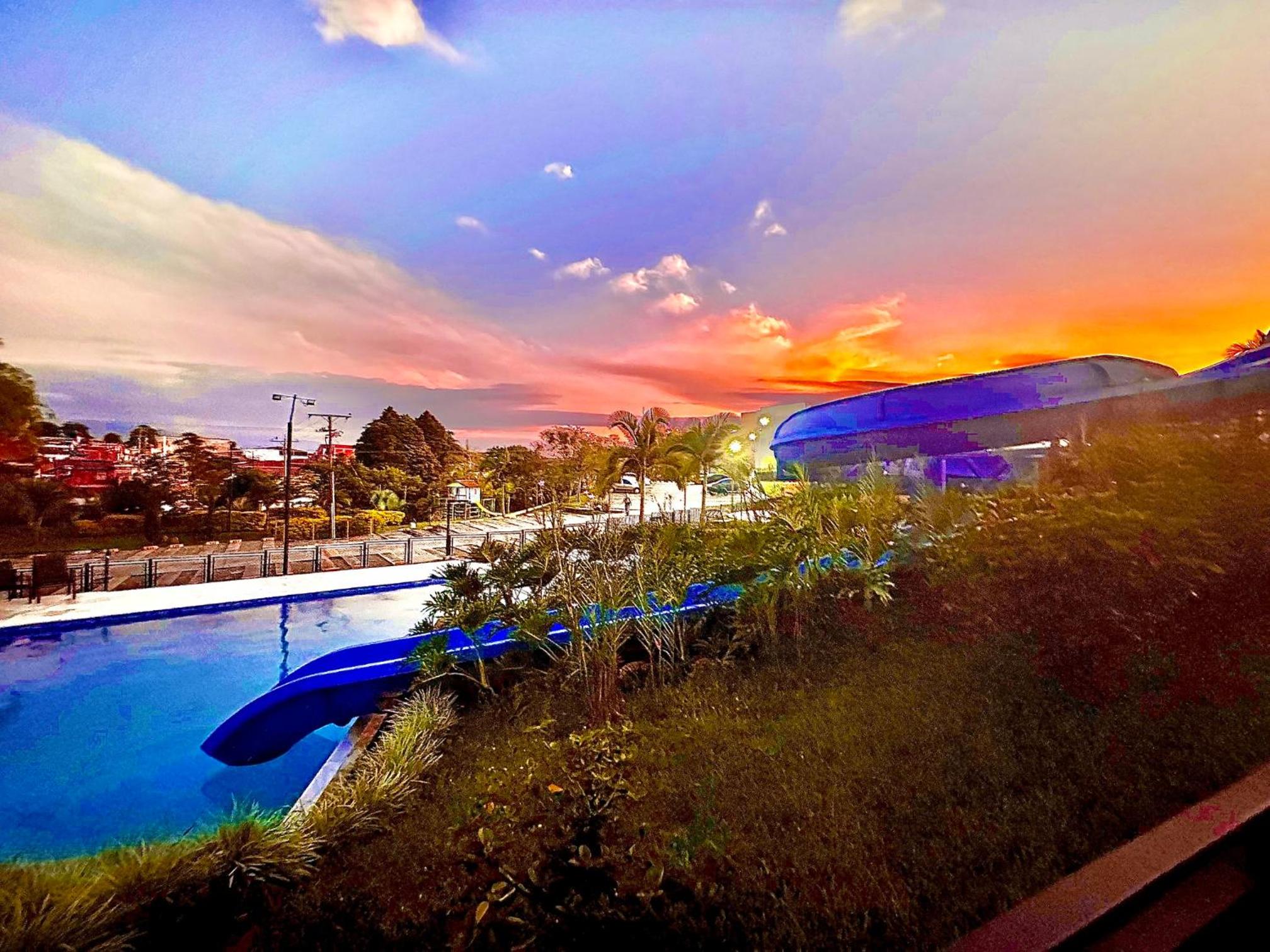 Apartamento Condominio Vacaciones G305 a 5 Minutos del Aeropuerto, 20 minutos del parque del cafe cerca en Armenia, Ubicado en La Tebaida.