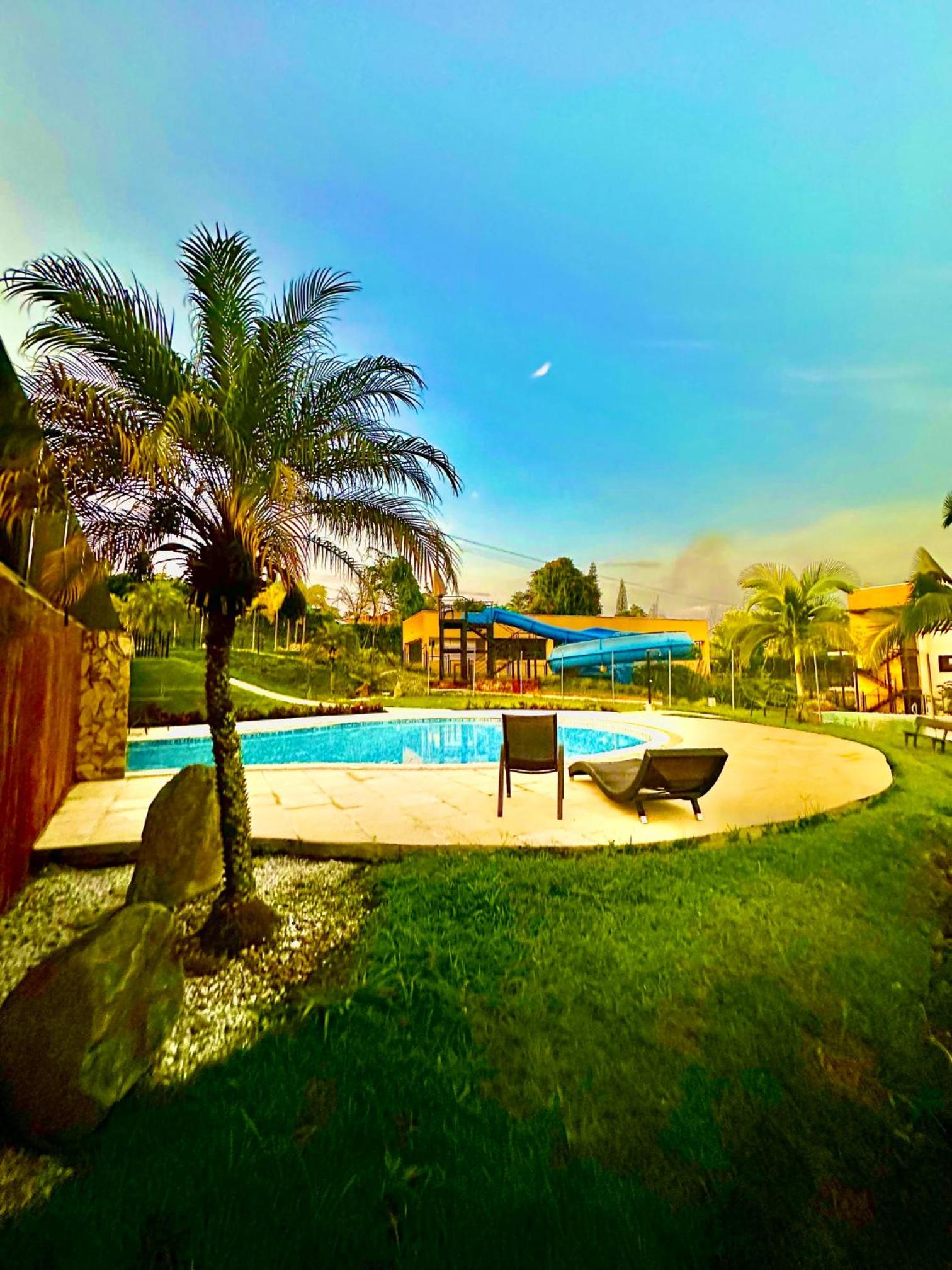 Apartamento Condominio Vacaciones G305 a 5 Minutos del Aeropuerto, 20 minutos del parque del cafe cerca en Armenia, Ubicado en La Tebaida.
