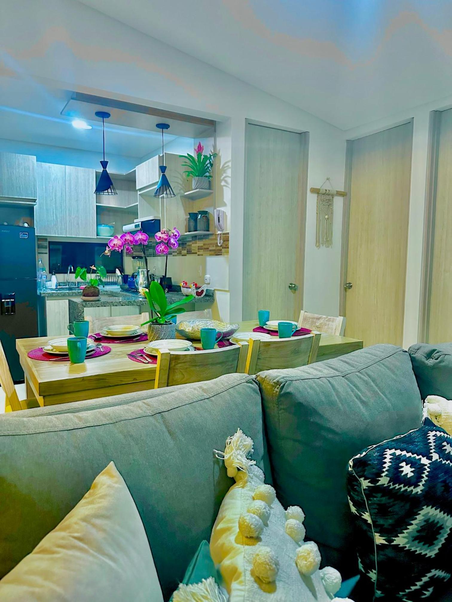 Apartamento Condominio Vacaciones G305 a 5 Minutos del Aeropuerto, 20 minutos del parque del cafe cerca en Armenia, Ubicado en La Tebaida.