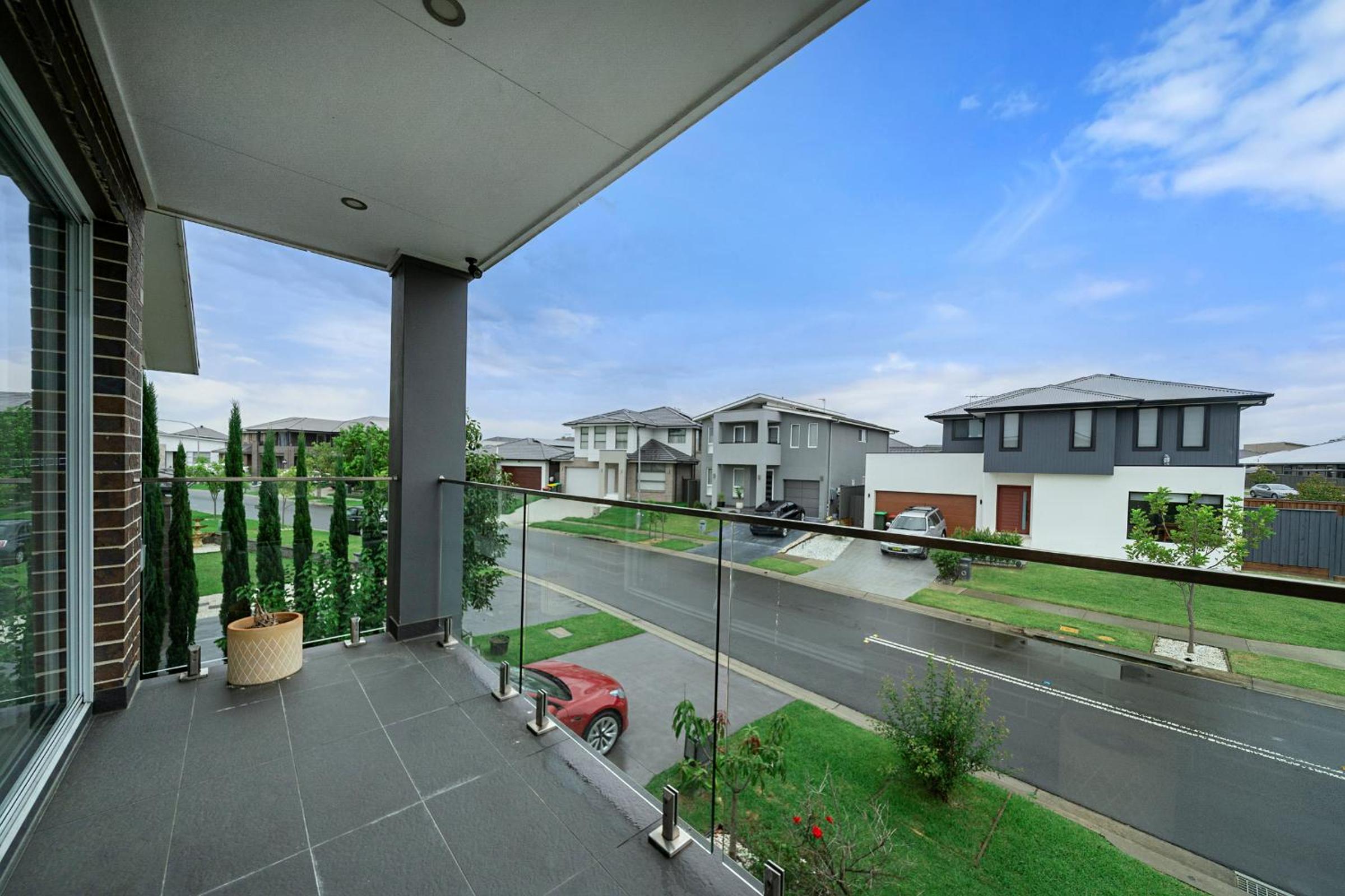 Spacious 5 Bedroom 2.5 bathroom House in Gregory Hills