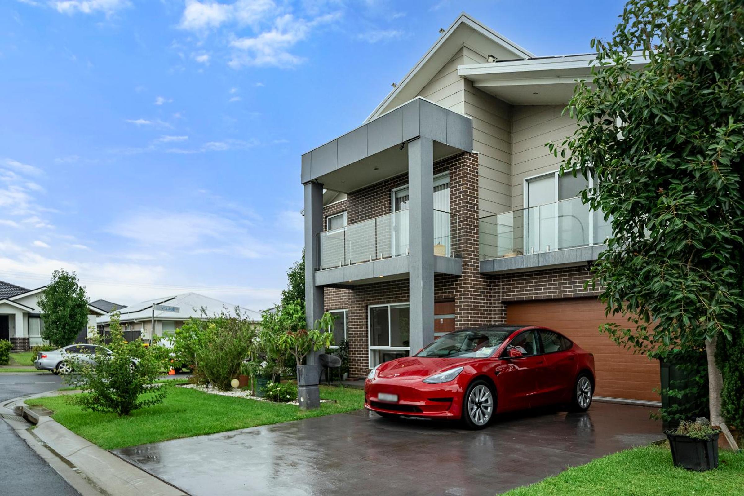 Spacious 5 Bedroom 2.5 bathroom House in Gregory Hills