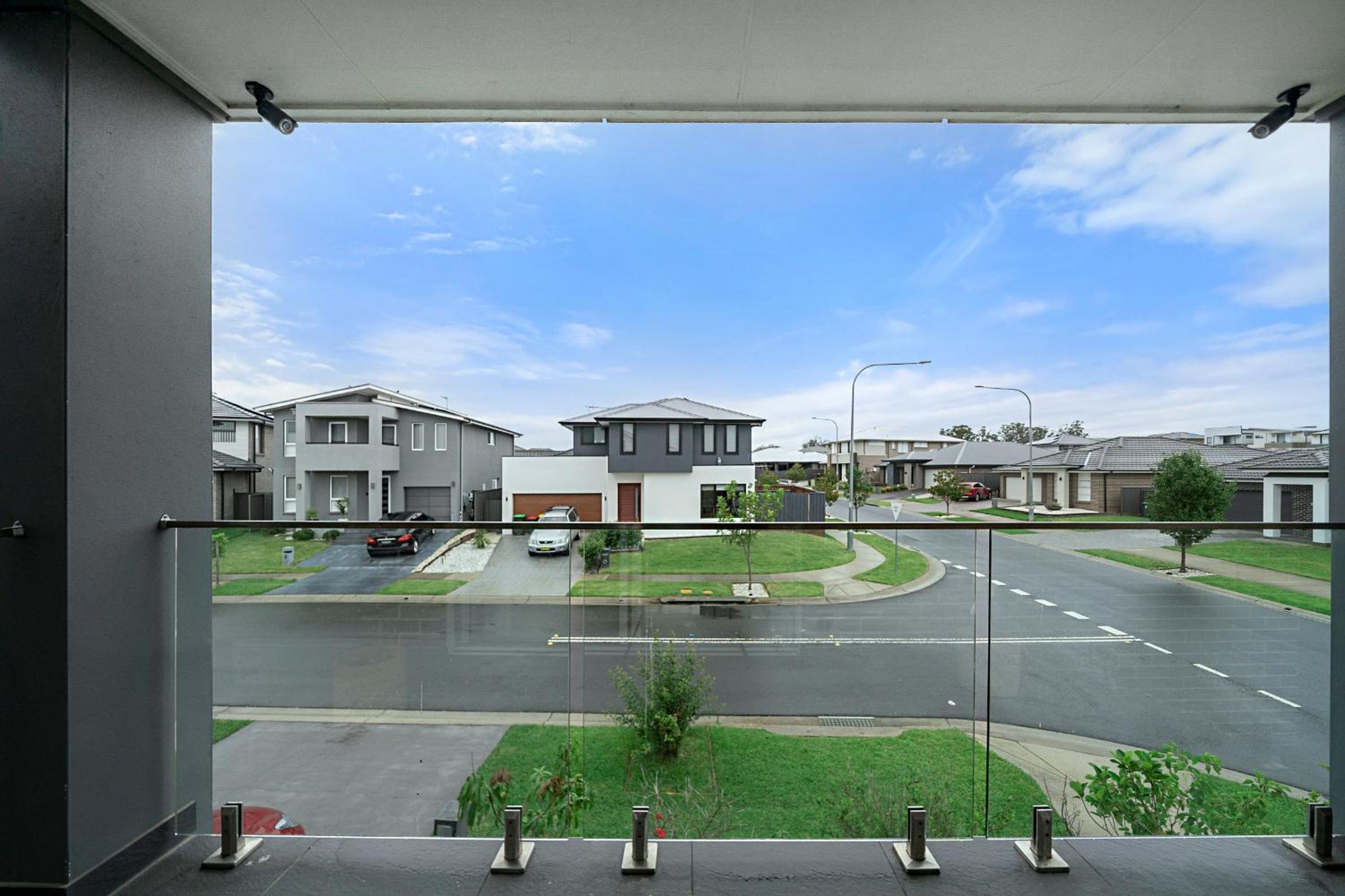 Spacious 5 Bedroom 2.5 bathroom House in Gregory Hills