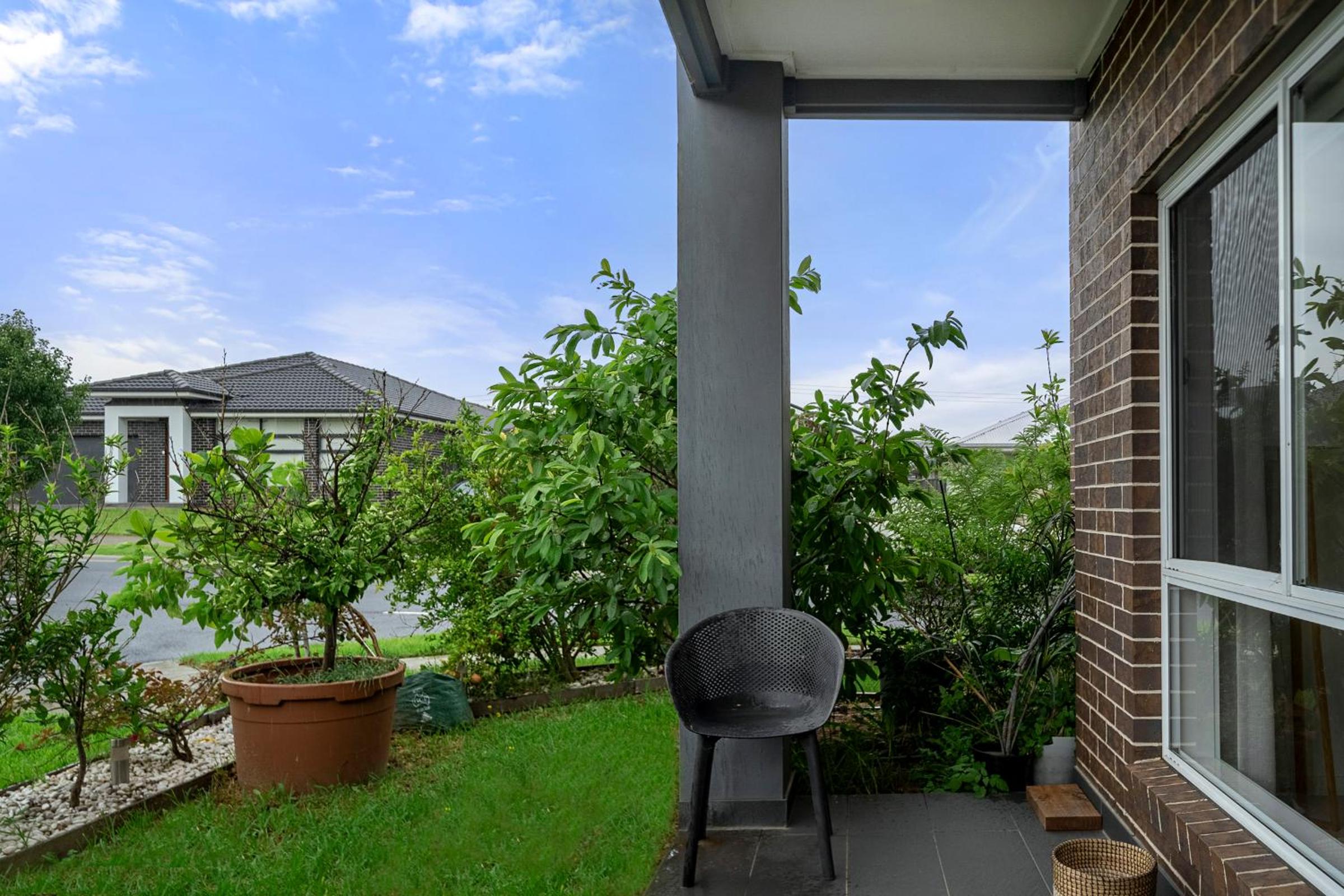 Spacious 5 Bedroom 2.5 bathroom House in Gregory Hills