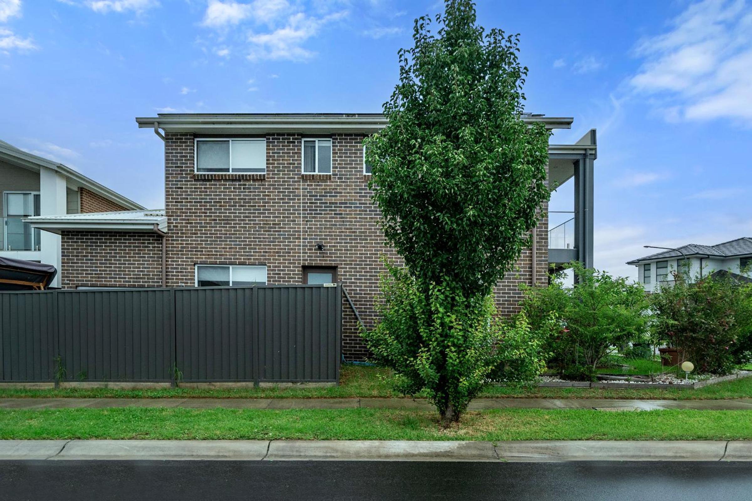 Spacious 5 Bedroom 2.5 bathroom House in Gregory Hills