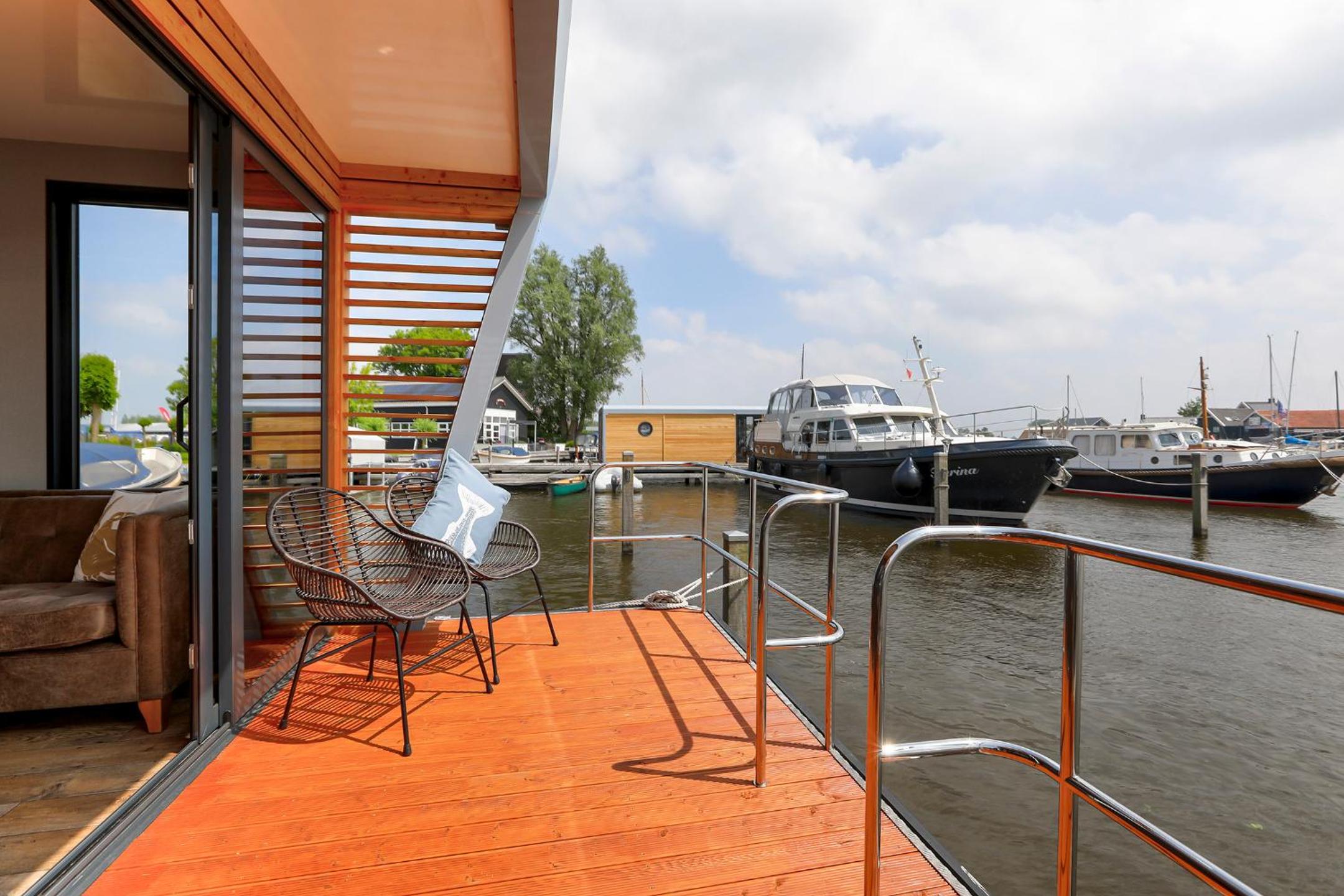 Luxe Houseboat Skoft view 5