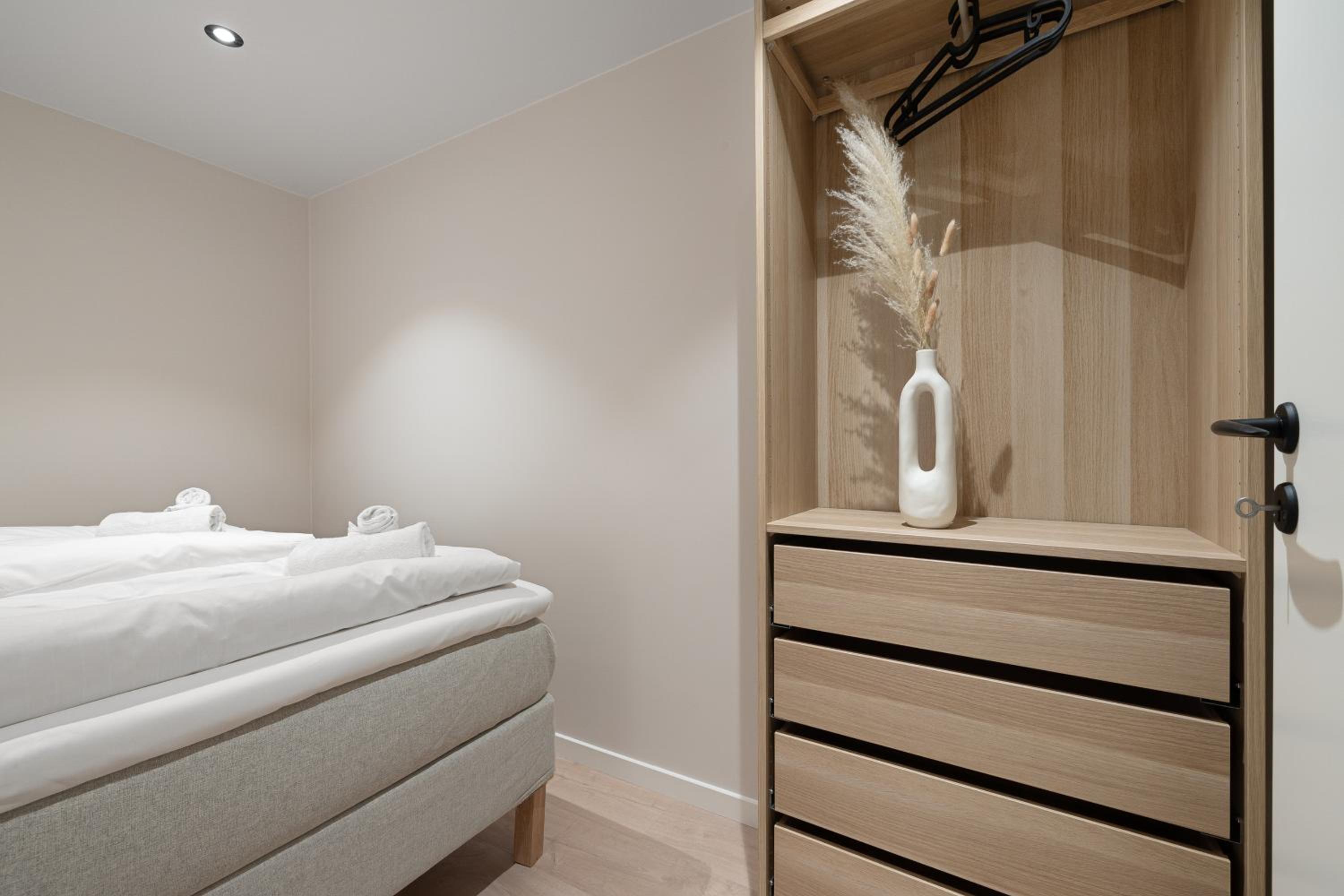 Renovated jan 24 - Queen beds - Behind Bryggen view 5