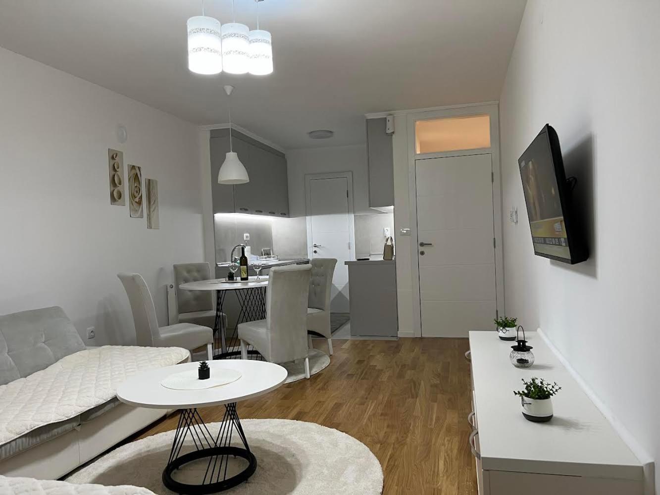 Stan na Dan-Apartman Smile Lukavica