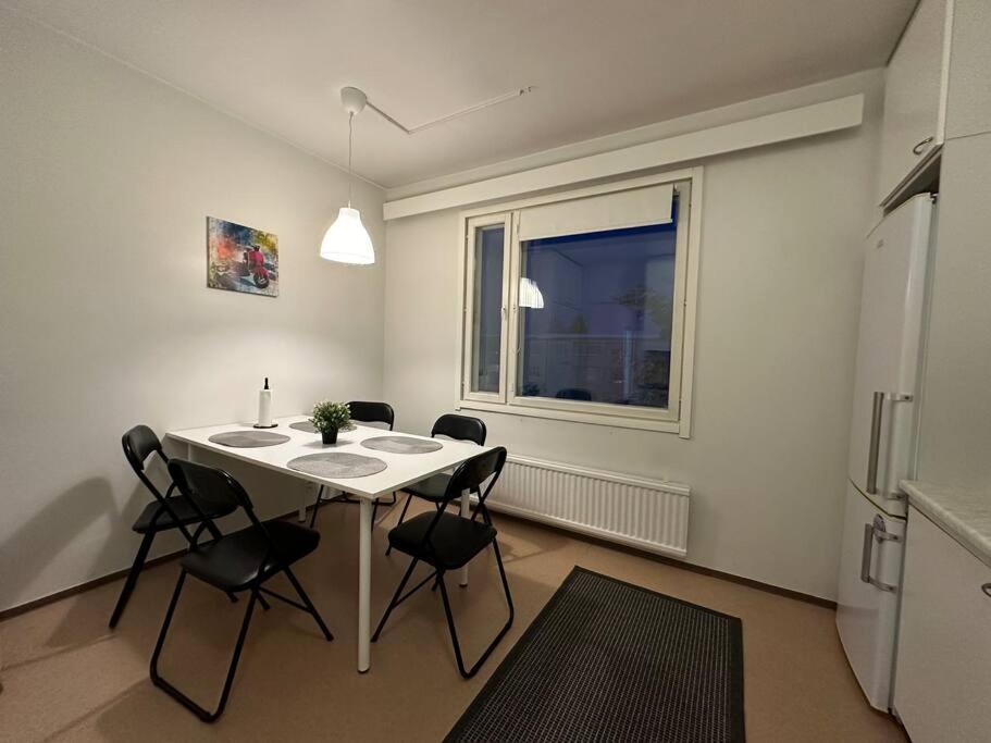 Tilava kolmio läheltä keskustaa.