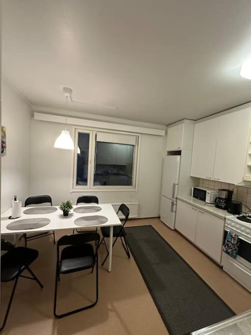 Tilava kolmio läheltä keskustaa.