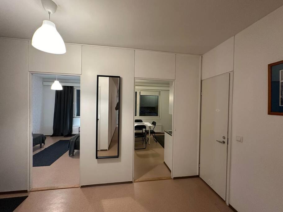 Tilava kolmio läheltä keskustaa.