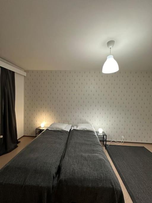 Tilava kolmio läheltä keskustaa.
