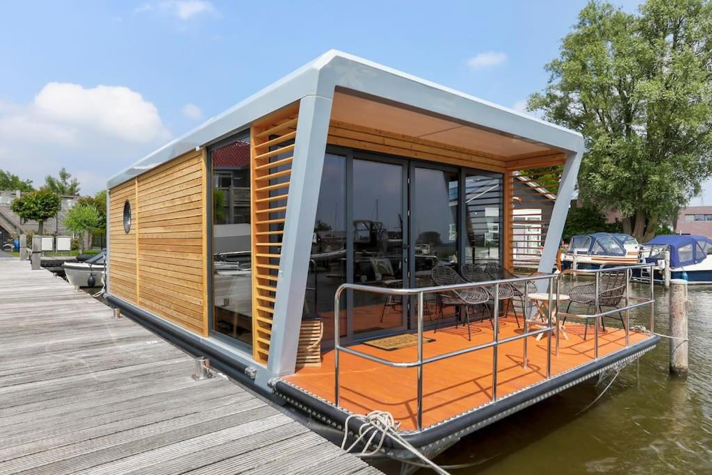 Luxe houseboat Smûk view 3