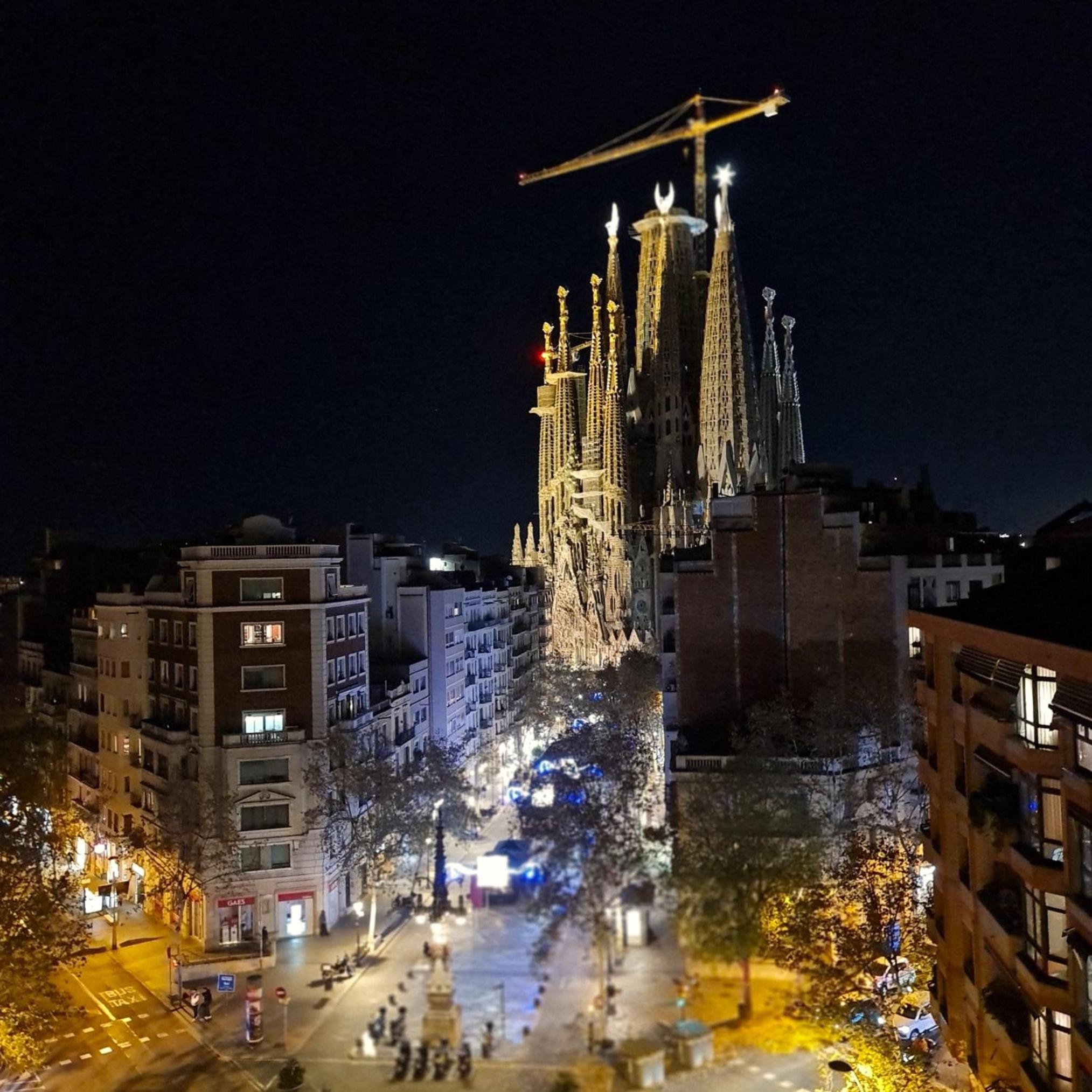 G74 AVENIDA GAUDI nice 4 bedrooms apartment with balcony with views of the Basilica Sagrada Familia