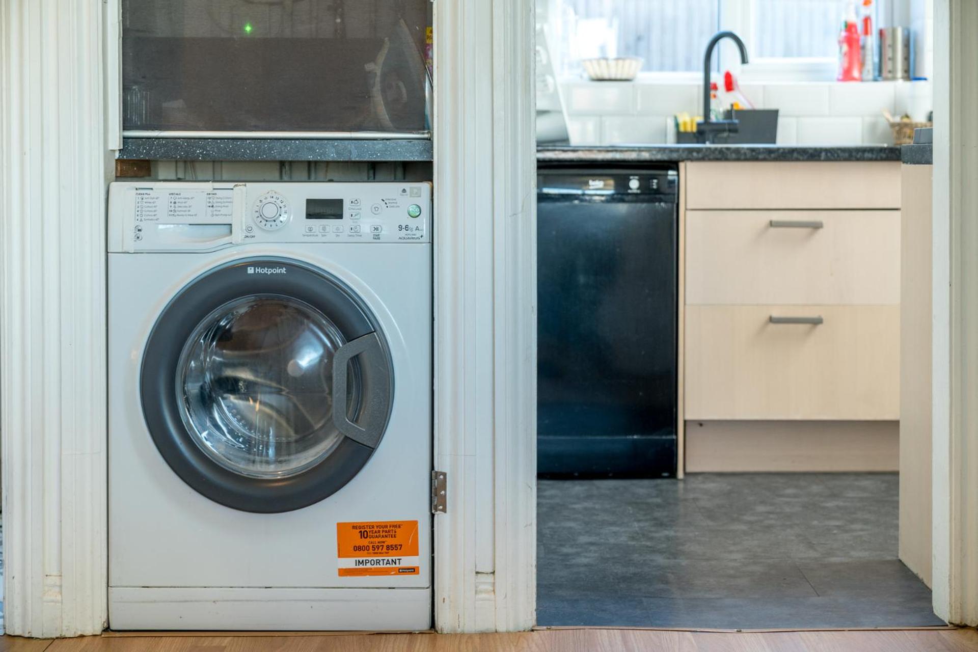 CONTRACTOR Stays Madika Homes - Cosy 2 Bed Flat with Free parking near Edgware tube station view 5