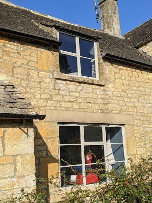 Stylish 3 bed Cotswold cottage with stunning views view 4