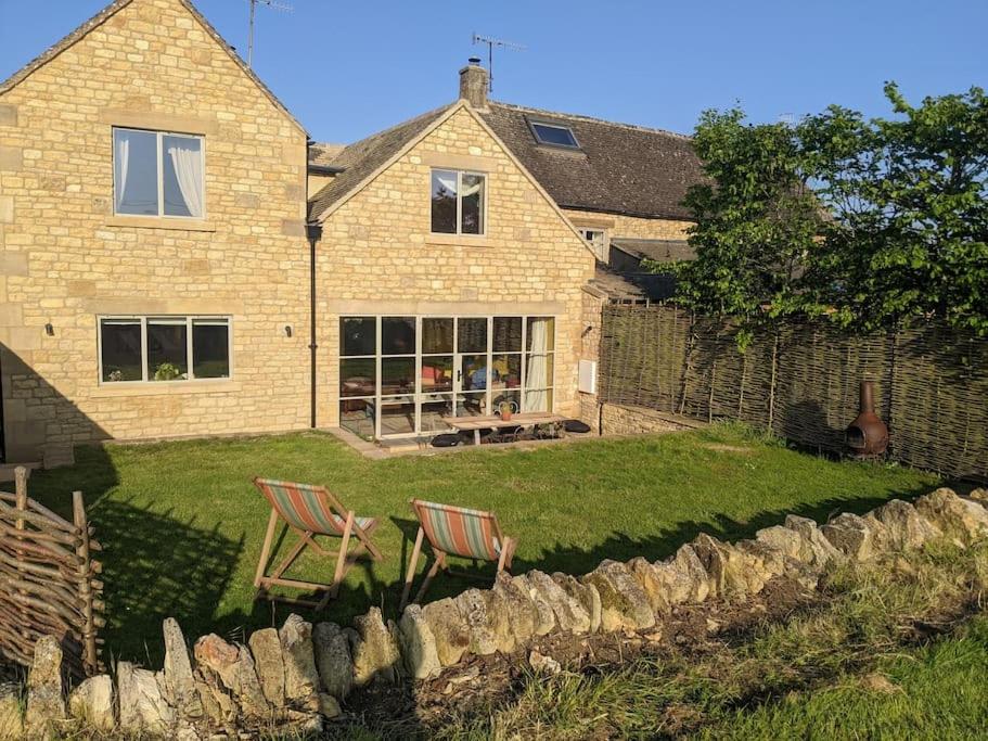 Stylish 3 bed Cotswold cottage with stunning views view 2