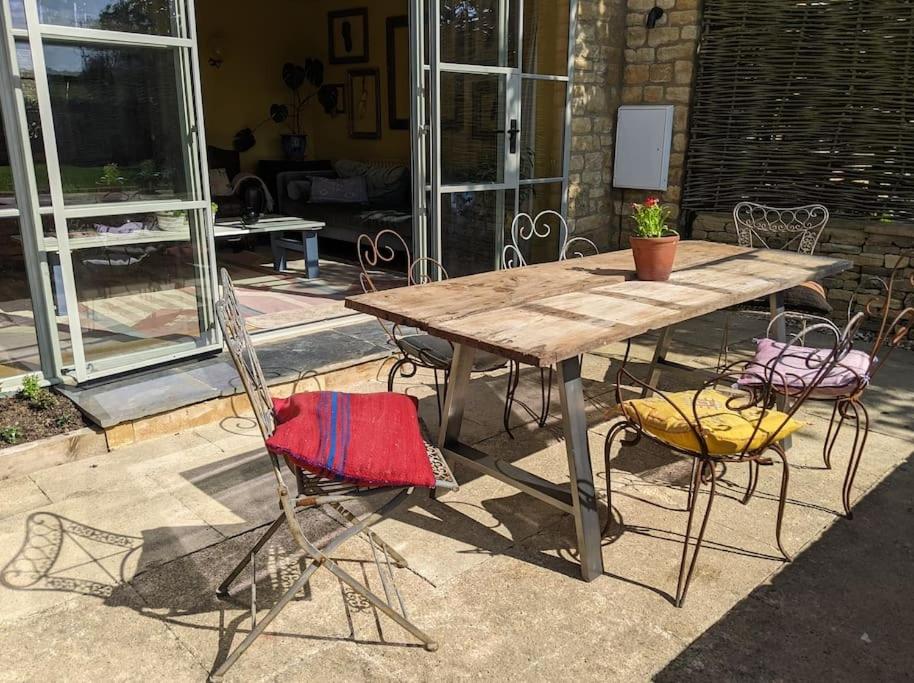 Stylish 3 bed Cotswold cottage with stunning views view 5
