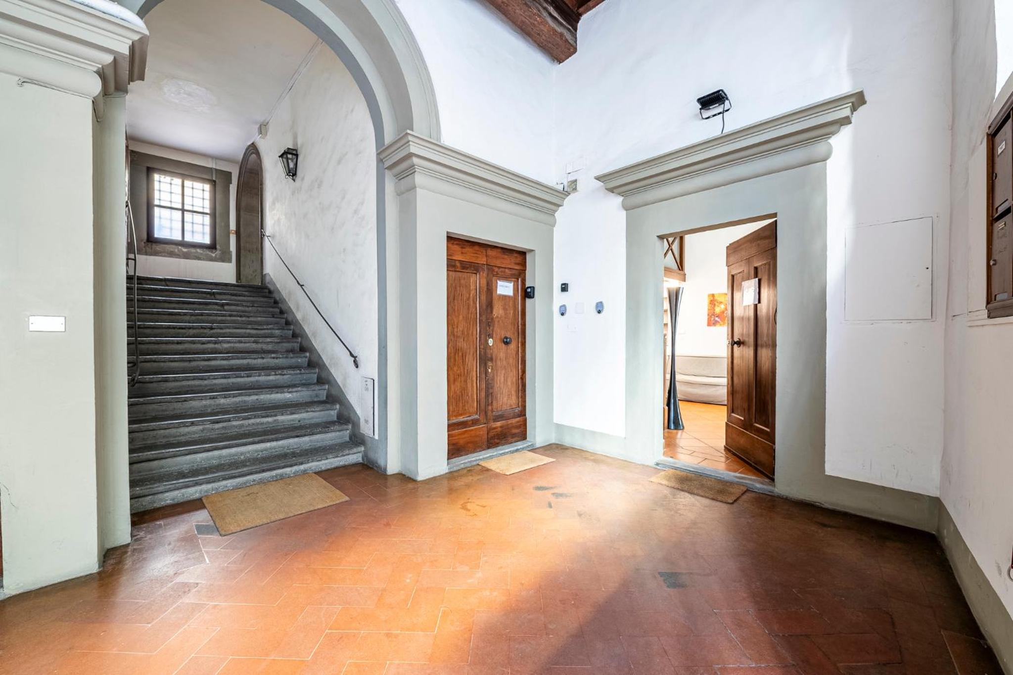 Ground Floor With Patio-Ghibellina 65
