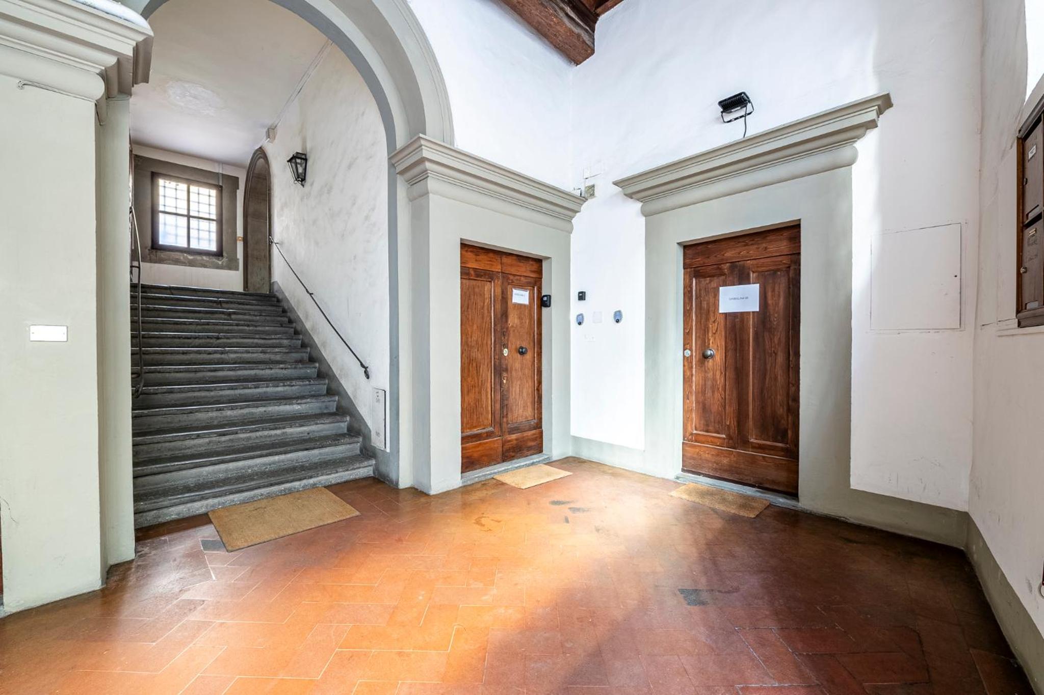 Ground Floor With Patio-Ghibellina 65
