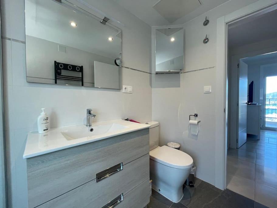 Precioso apartamento con vistas espectaculares de la Bahia Roses AV-48