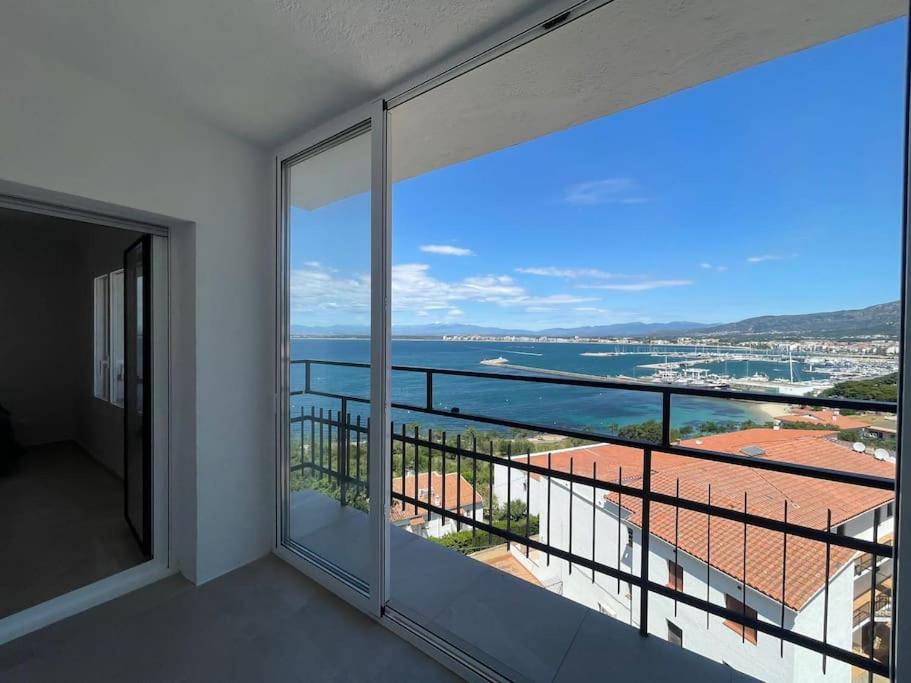 Precioso apartamento con vistas espectaculares de la Bahia Roses AV-48