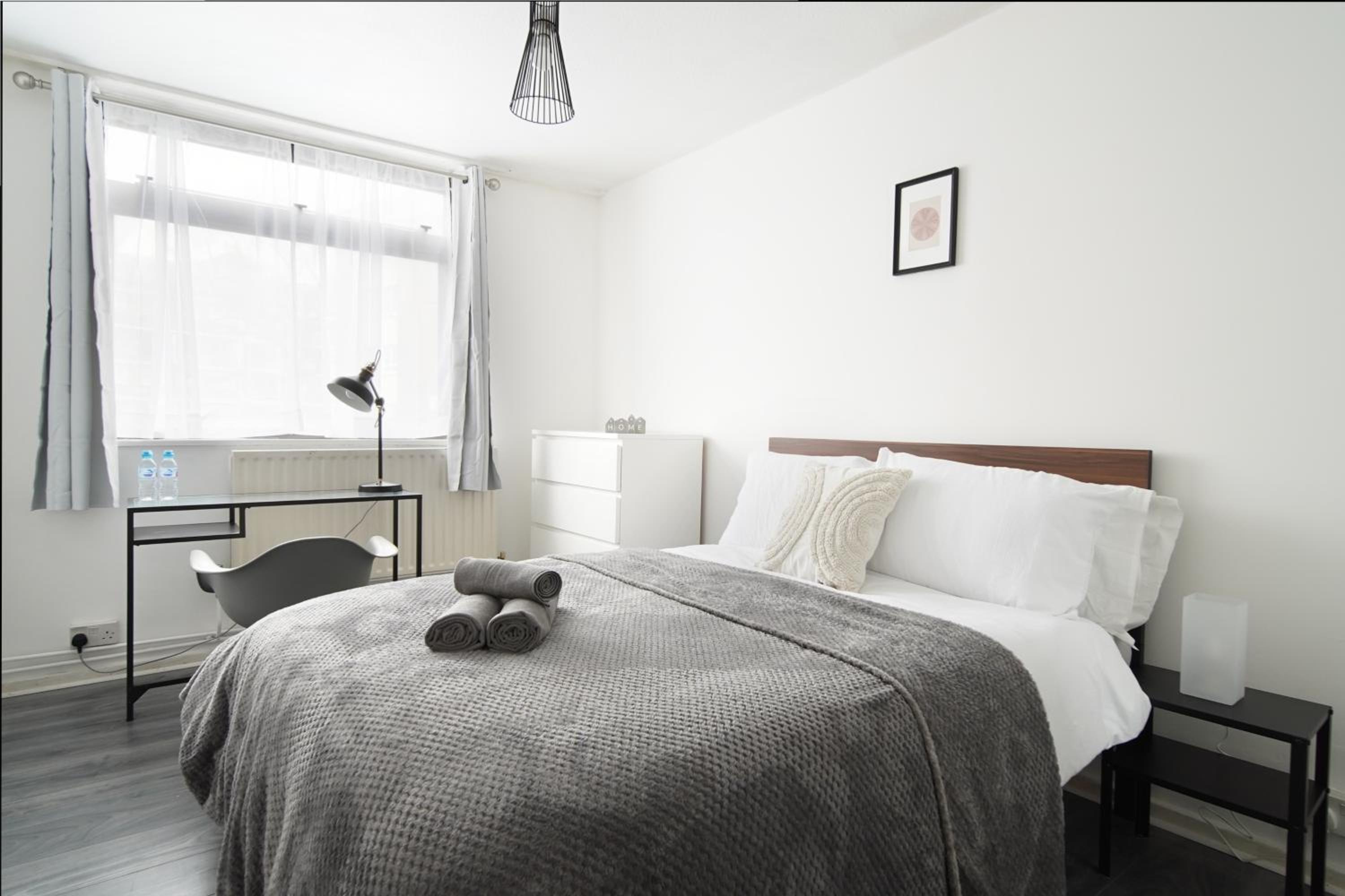 Stylish Two Bedroom Apt By LiveStay Short Lets & Serviced Accommodation London, West Kensington