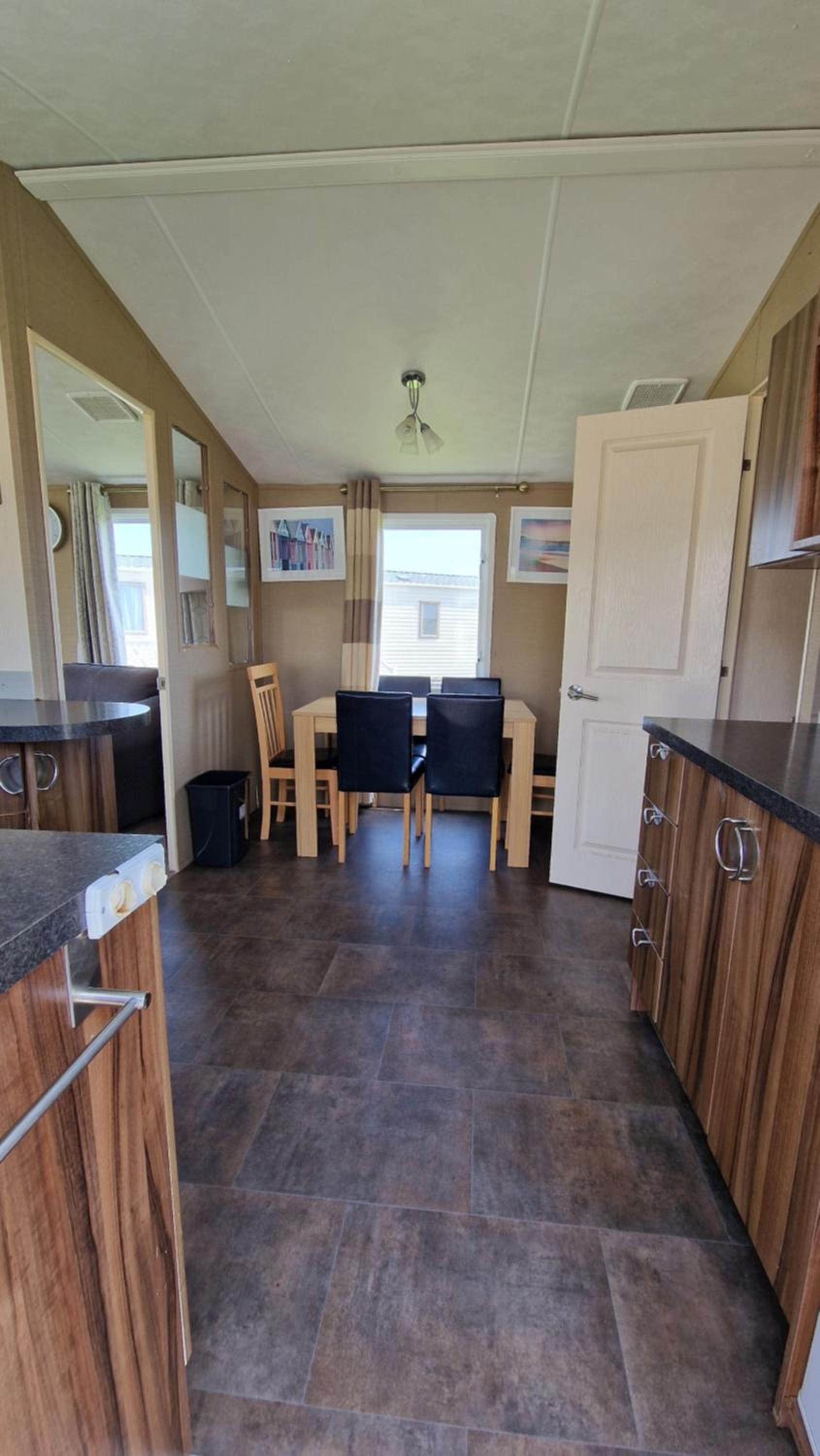 Beach Lodge - 5 minute walk to the sandy beach