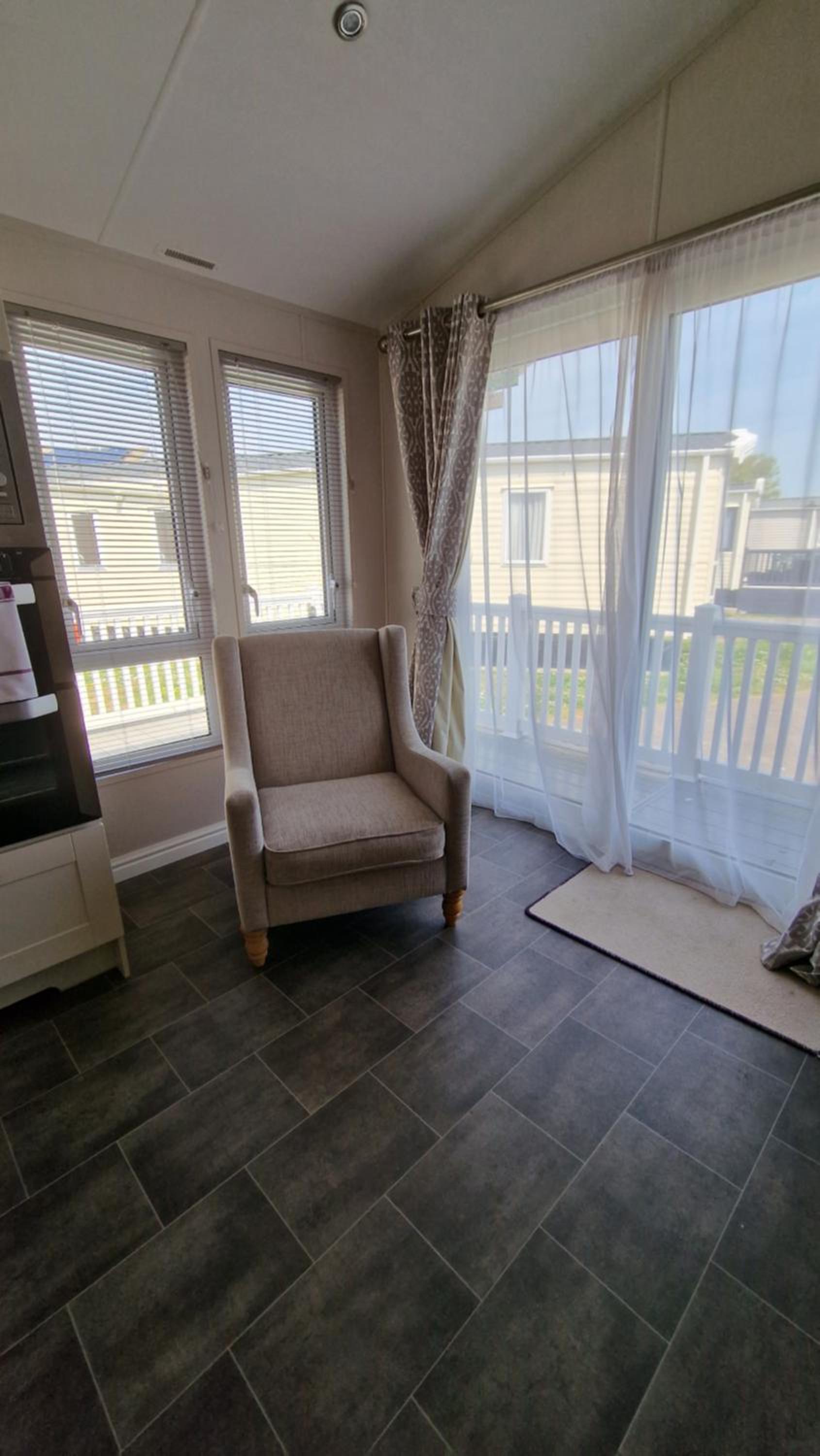 Beach Lodge - 5 minute walk to the sandy beach