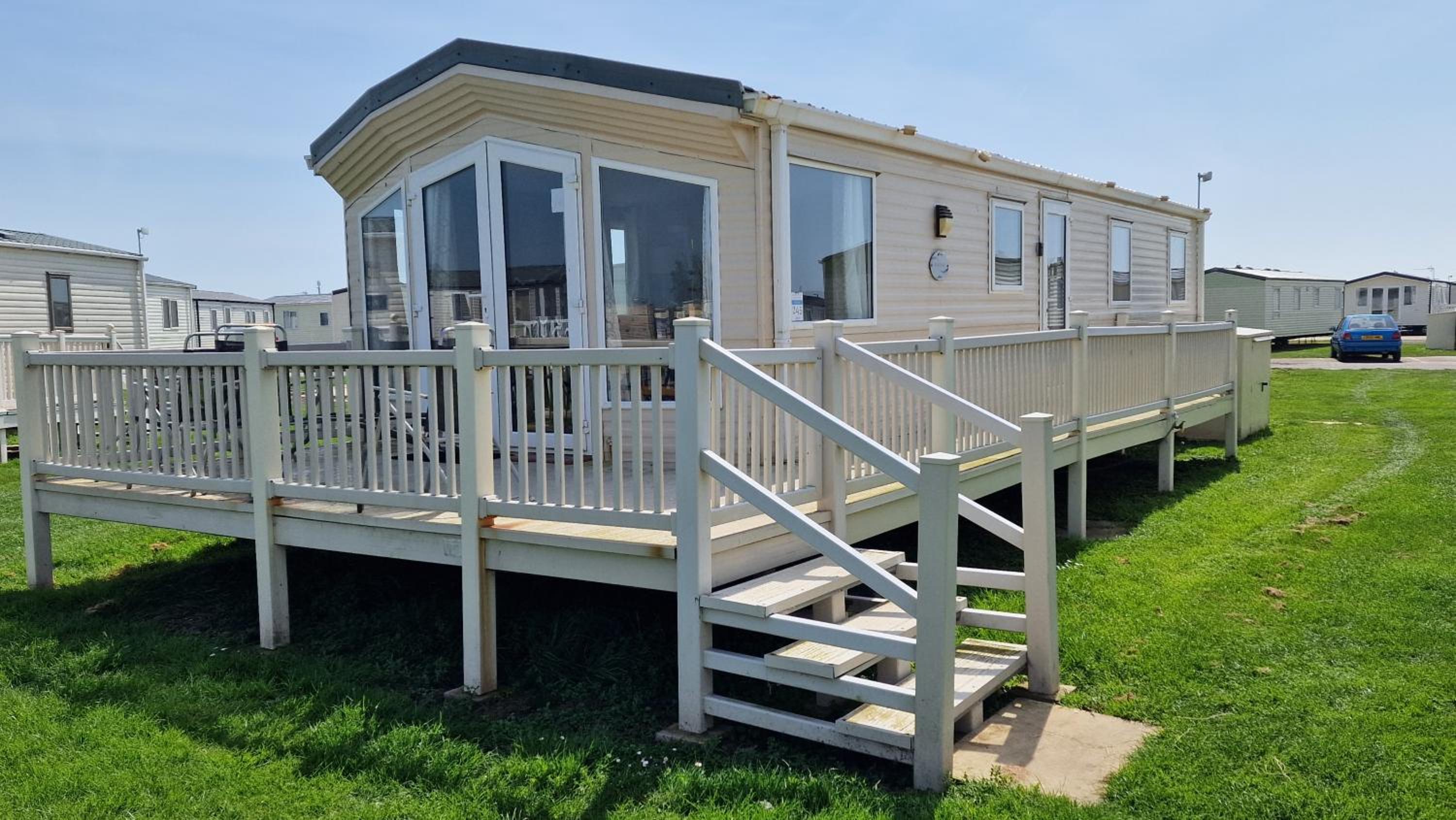 Beach Lodge - 5 minute walk to the sandy beach
