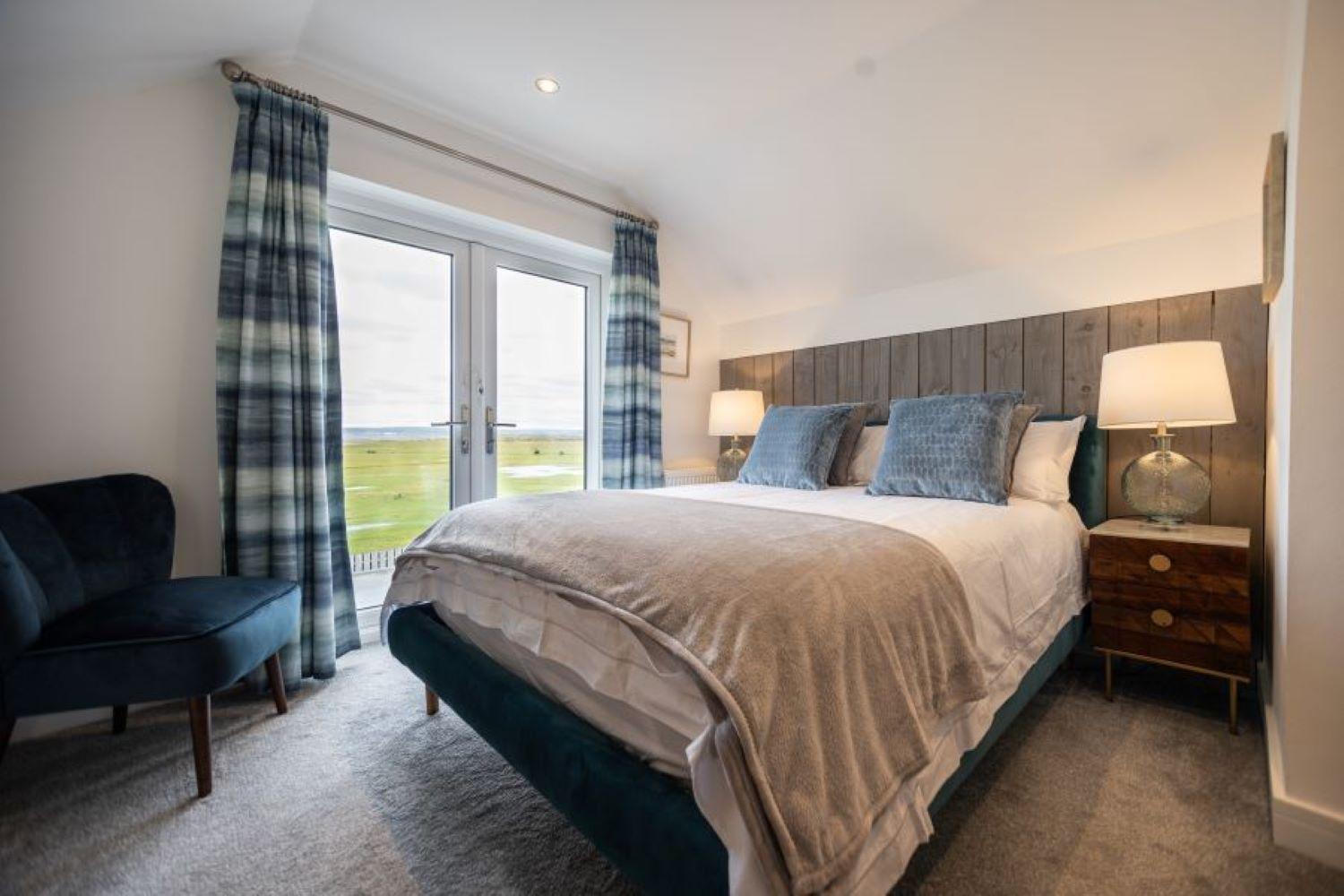 Stylish beachside house with superb coastal views view 5