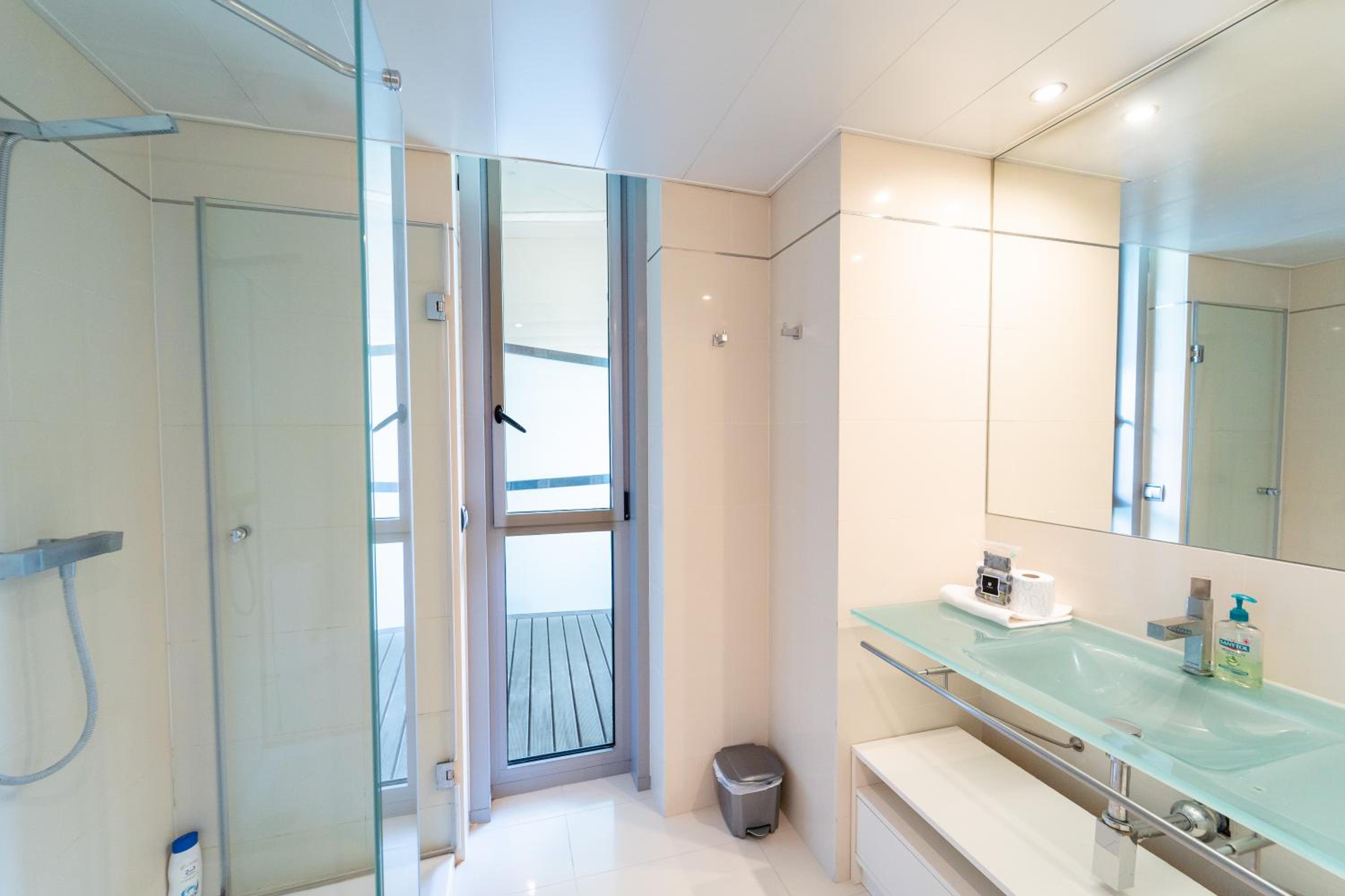 Unique Rentals-Seafront Luxe Suites