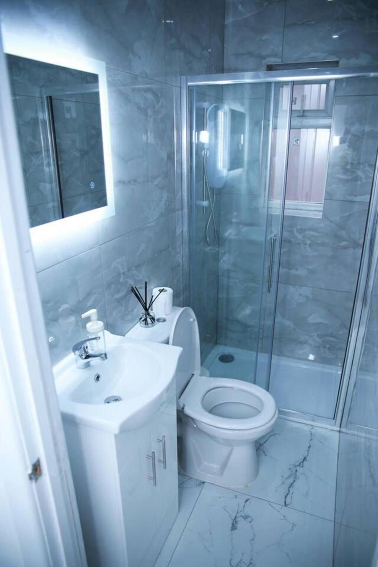 Apartment - Sleeps 2 & Free Parking view 5