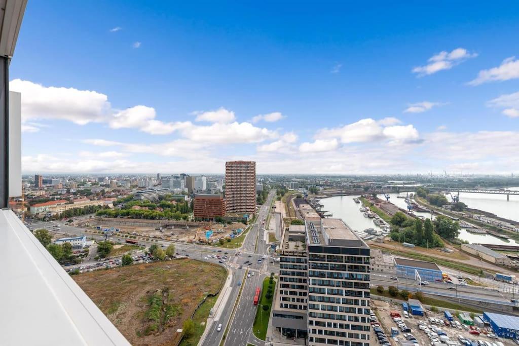 On the Danube, city center, free parking view 5