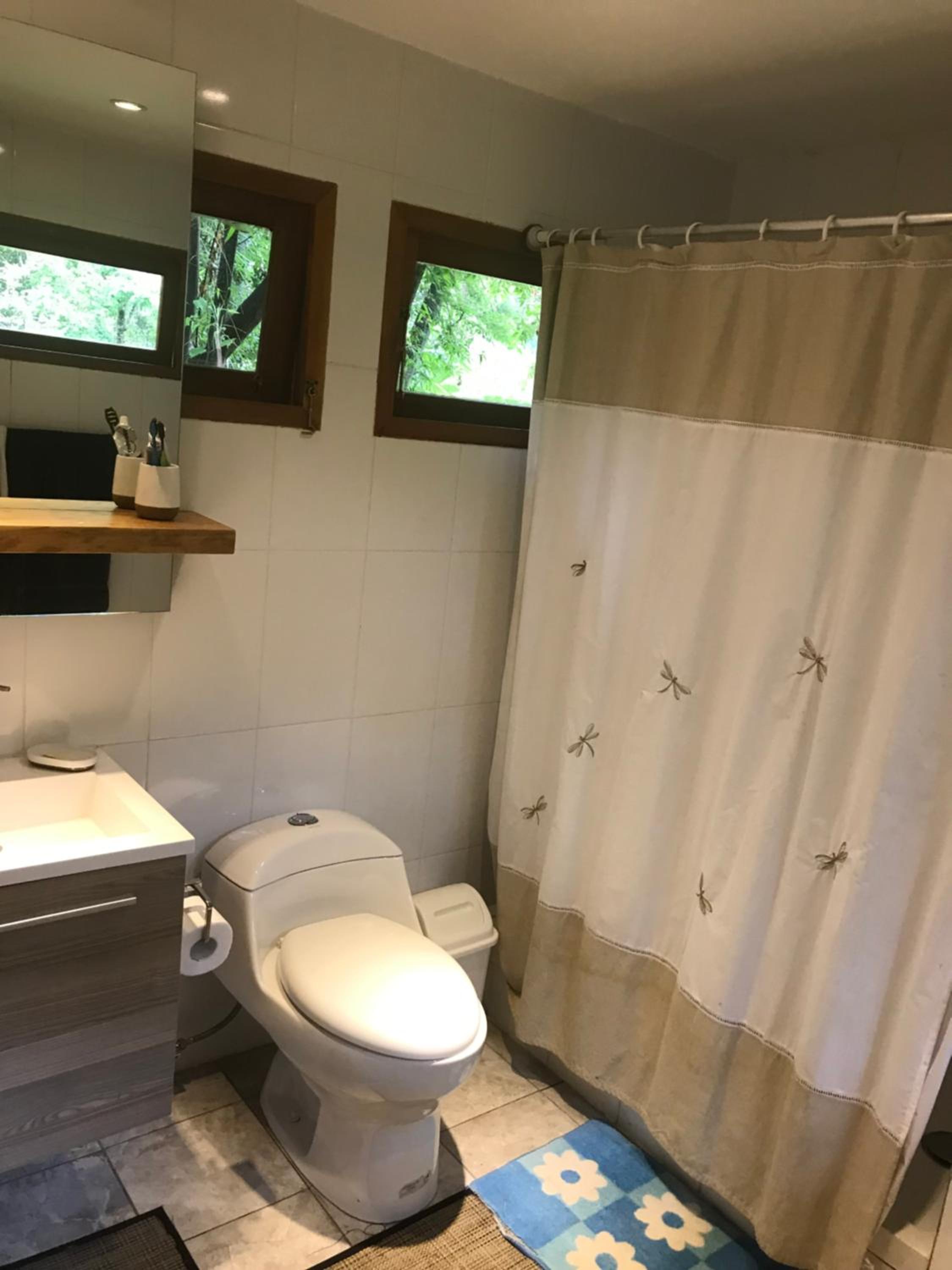 2 Cabañas y Quincho con Orilla a Lago Privado, Ensenada Camino Cascadas