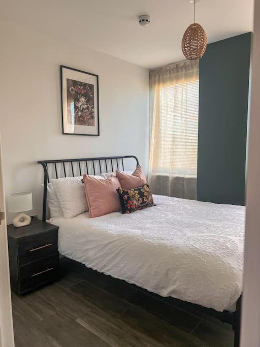 Central Brighton Apartment - 5 Min walk from beach and Pier and within walking distance of the train station - sleeps up to 6 guests! view 2