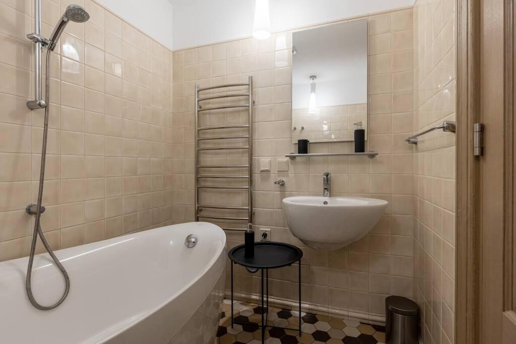 Beautiful 1bd Old Town Apartment