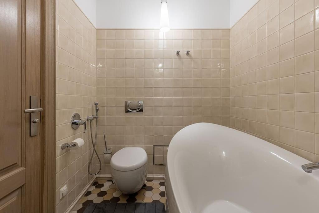 Beautiful 1bd Old Town Apartment