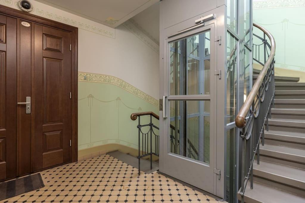 Beautiful 1bd Old Town Apartment