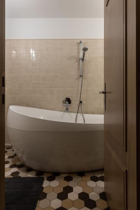 Beautiful 1bd Old Town Apartment