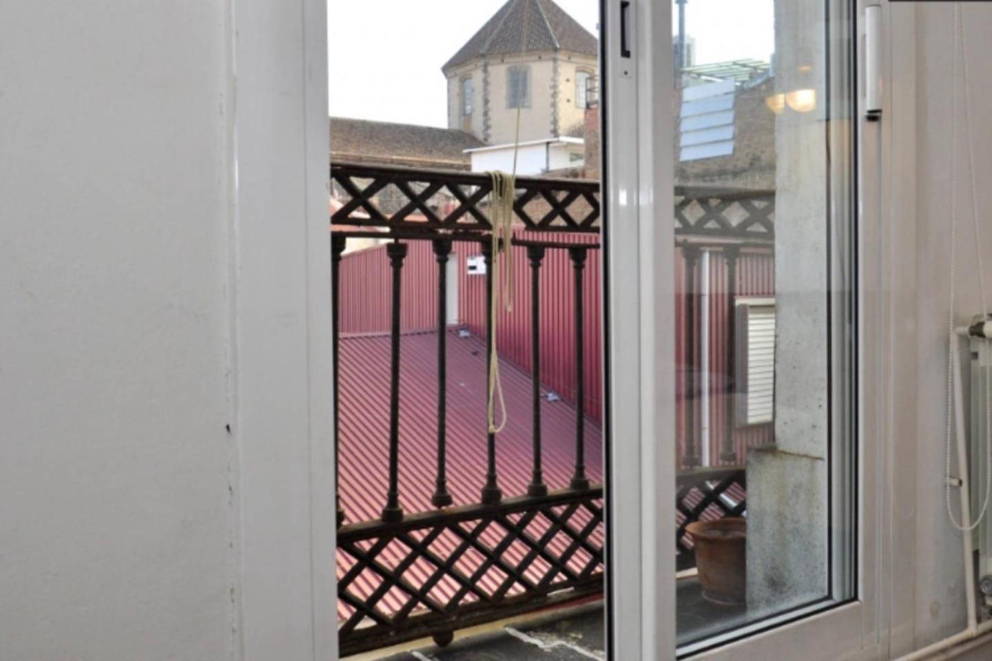 Beautiful & Bright Apartment Near Ramblas photo 3