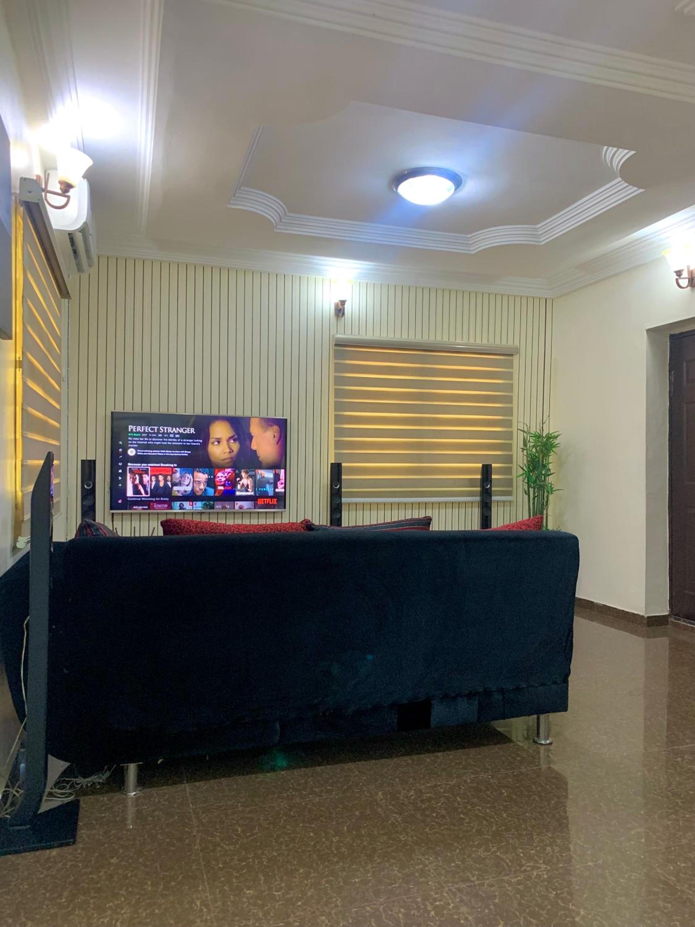 Comfortable 2BDR Apt - Superb power supply, Wi-Fi, Kitchen, Netflix, Mins to Airport view 4