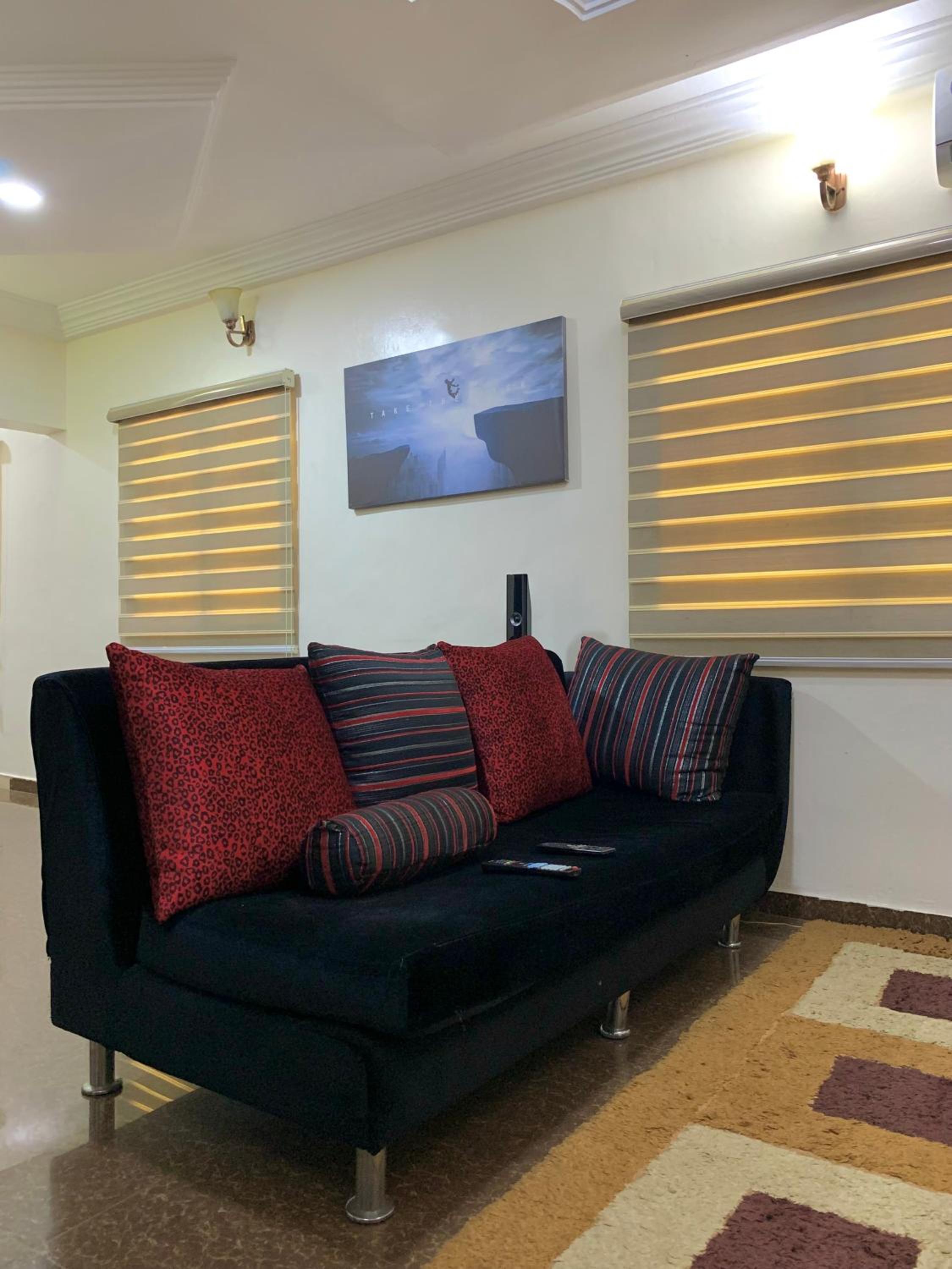 Comfortable 2BDR Apt - Superb power supply, Wi-Fi, Kitchen, Netflix, Mins to Airport view 5
