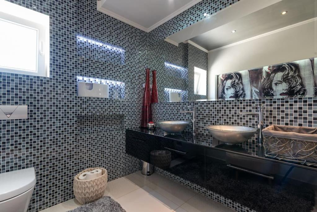 Spacious luxury apartment with sea view view 5
