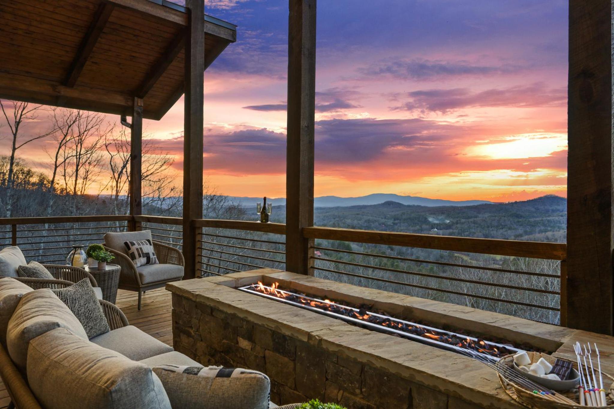 Luxury Cabin Mountain Views Pool Table Hot Tub view 4