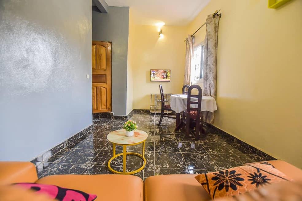 Appartements Haut Standing DM & NG à Bafoussam pour séjour professionnel - parking & gardien