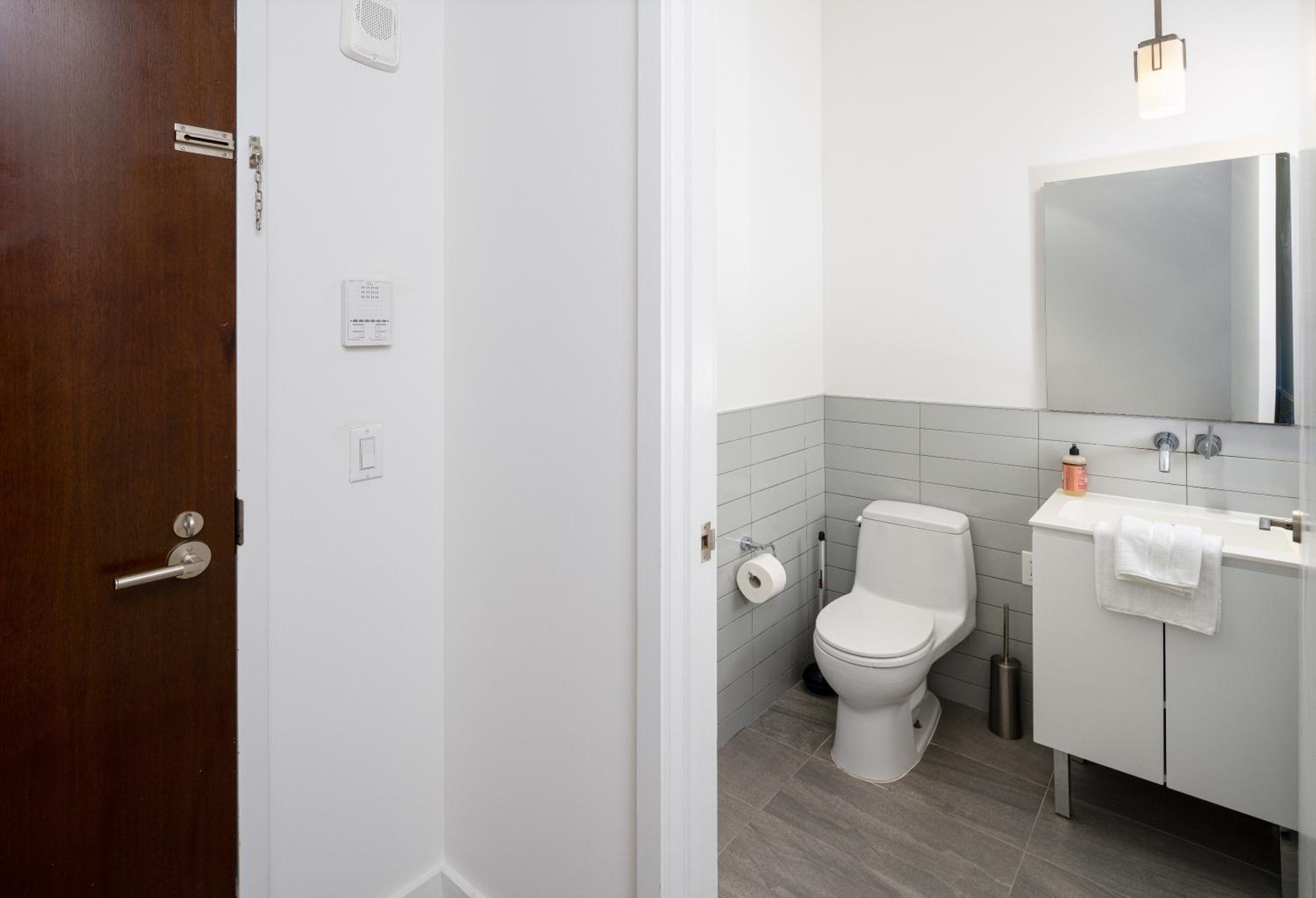 Spacious Luxury 2BD Downtown Gym W/D Doorman